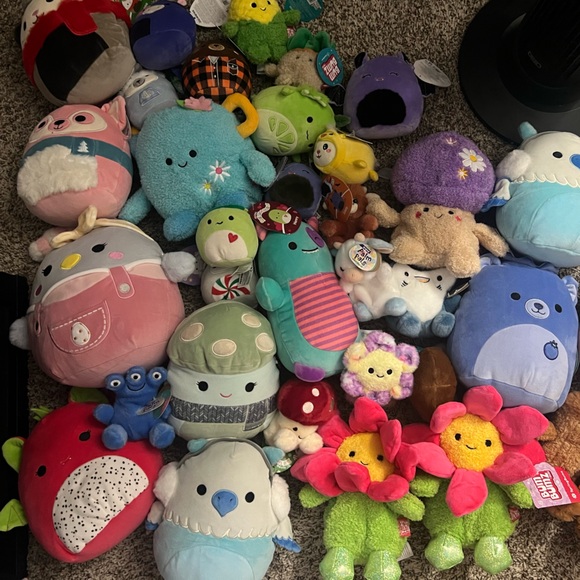 Large bundle of 30+ Squishmallows
